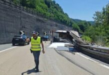 Autostrade, camion si ribalta in A7: ferito l’autista e traffico in tilt