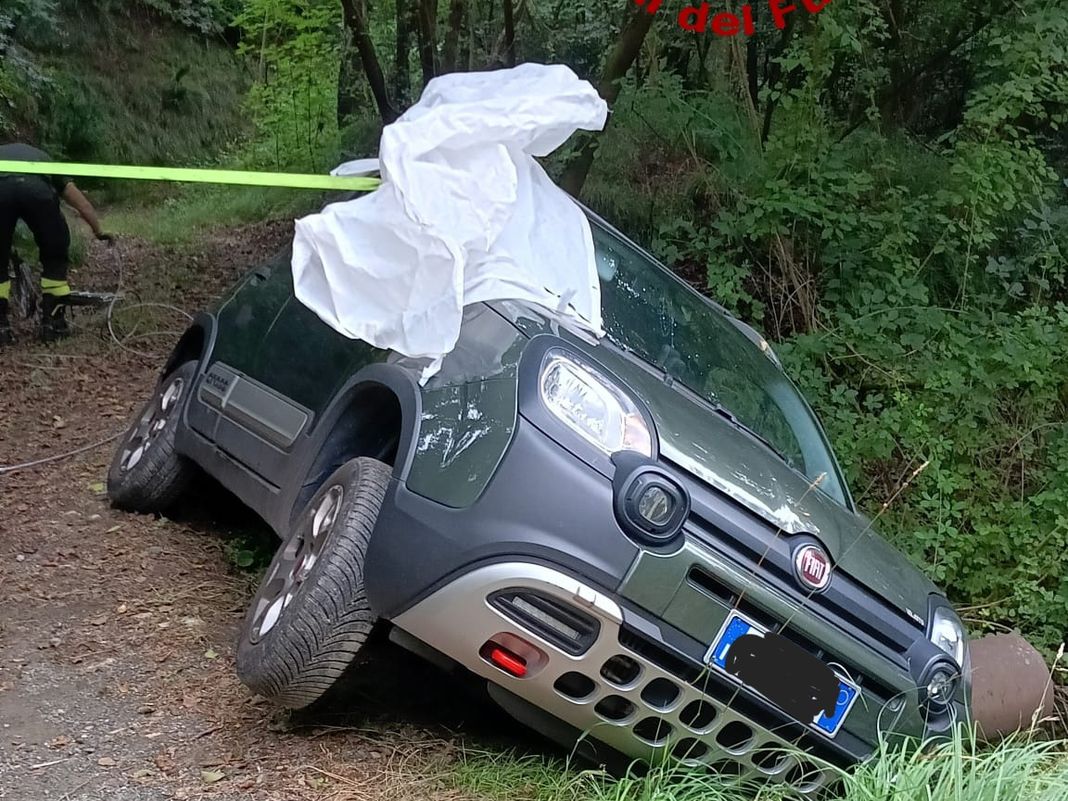 Sestri Ponente auto fuori strada 