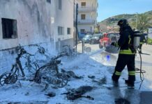 Riva Ligure, motorini a fuoco in pieno giorno: intervento dei pompieri