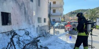 Riva Ligure, motorini a fuoco in pieno giorno: intervento dei pompieri