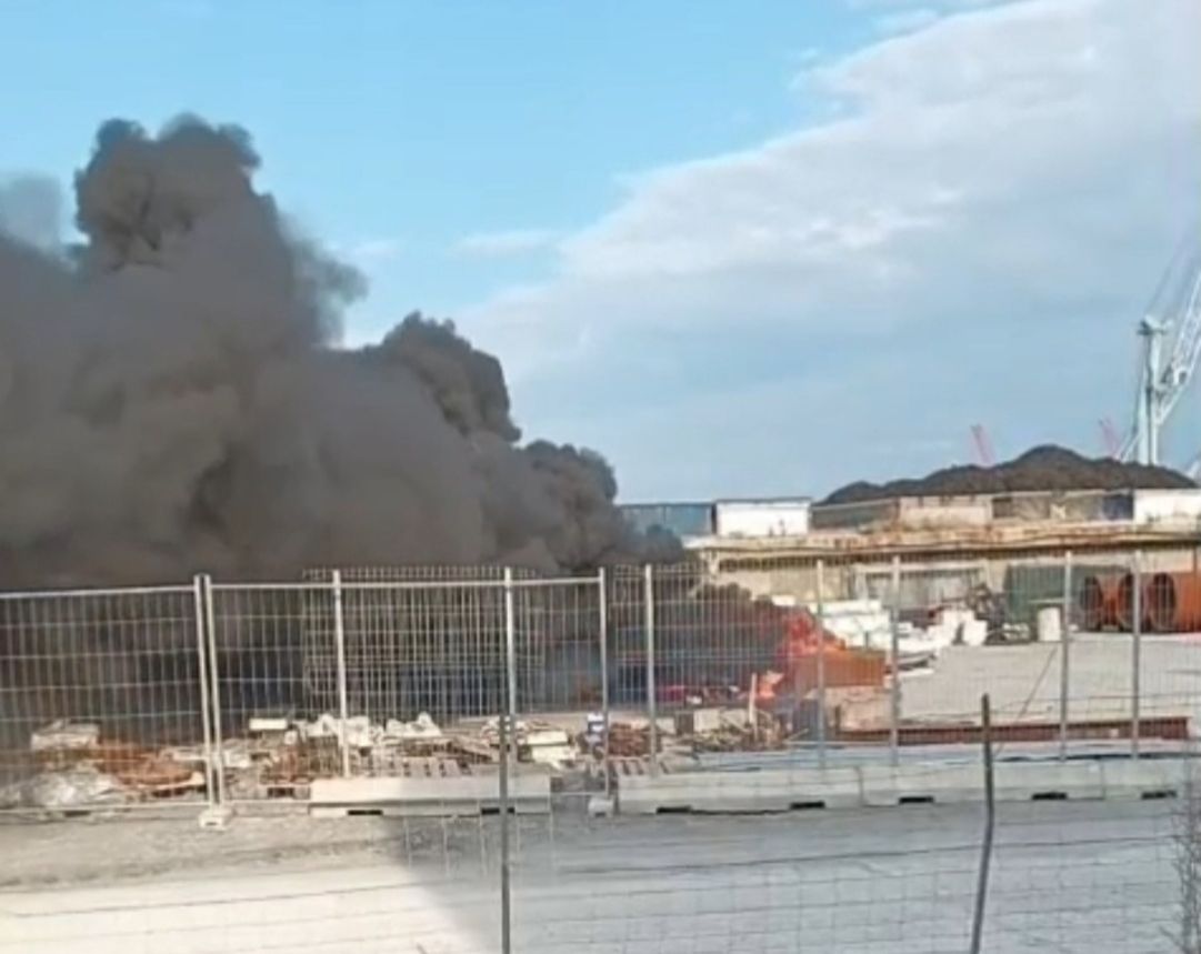 Incendio porto Genova