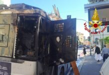 Genova, autobus AMT in fiamme a Bolzaneto autobus in fiamme Bolzaneto