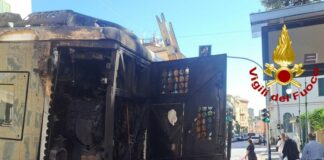 Genova, autobus AMT in fiamme a Bolzaneto autobus in fiamme Bolzaneto