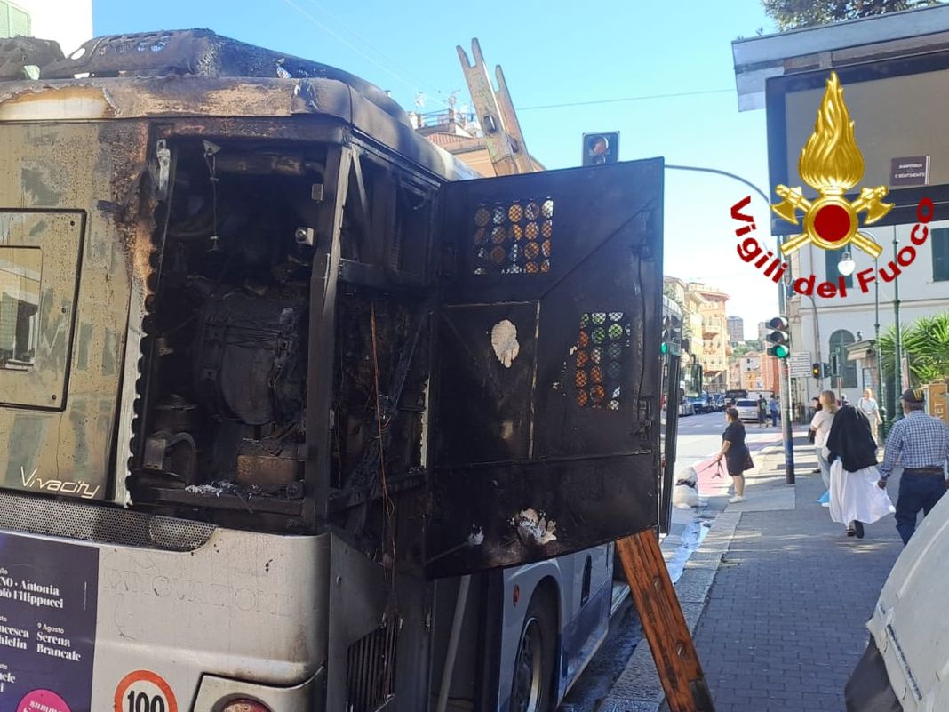 autobus in fiamme Bolzaneto