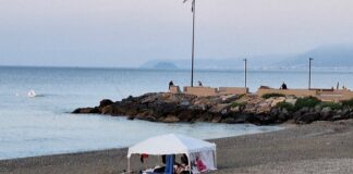 Finale Ligure, proteste per le spiagge occupate con tende e dehor finale ligure accampamento sulla spiaggia
