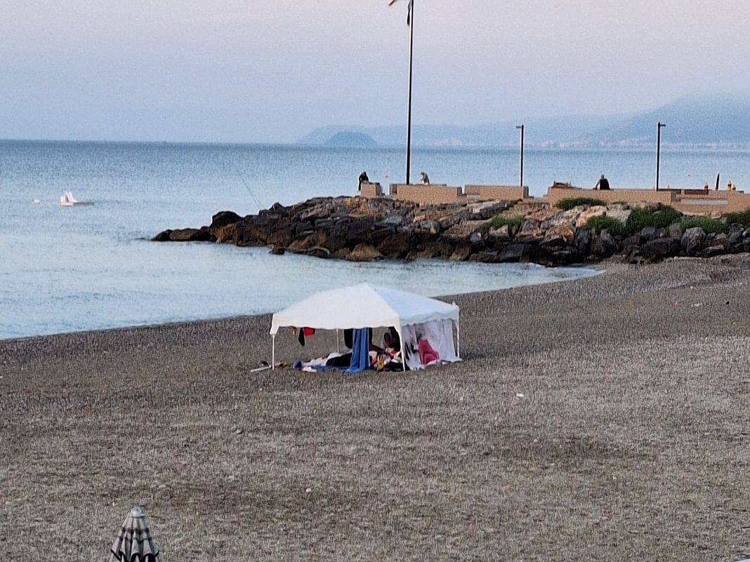 finale ligure accampamento sulla spiaggia