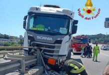 Genova, camion carico di azoto liquido contro il guard rail incidente via Romairone, Bolzaneto, camion