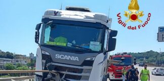 Genova, camion carico di azoto liquido contro il guard rail incidente via Romairone, Bolzaneto, camion