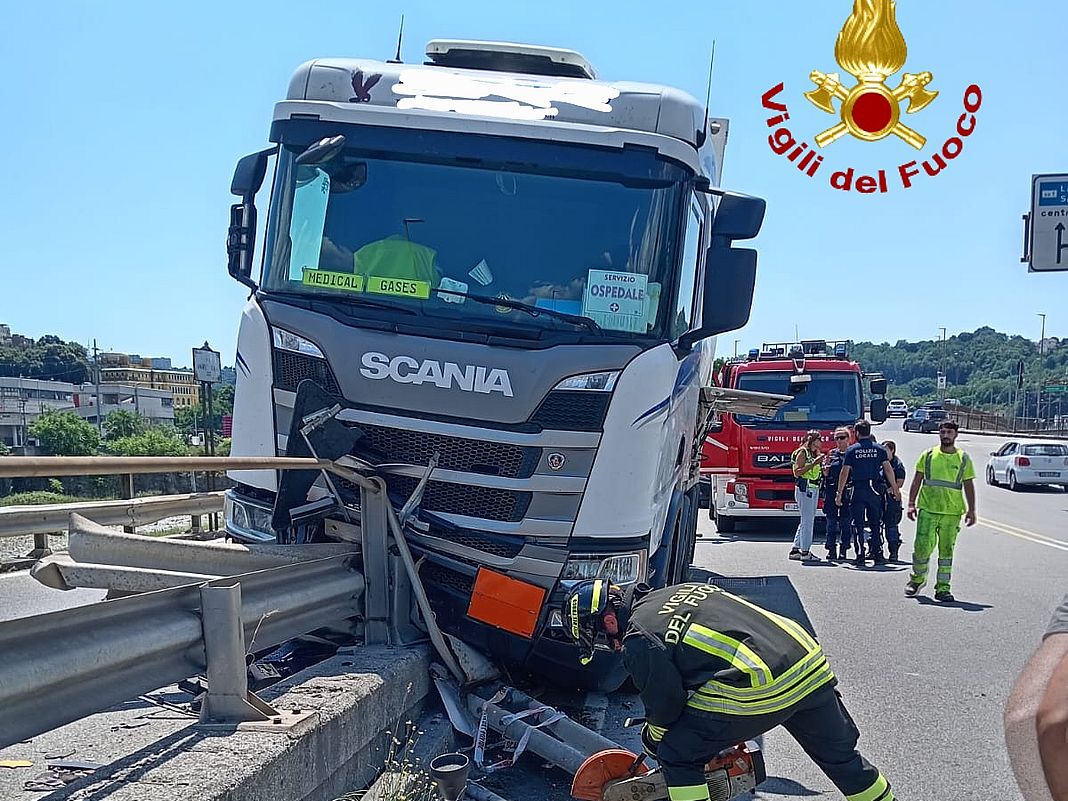 incidente via Romairone, Bolzaneto, camion