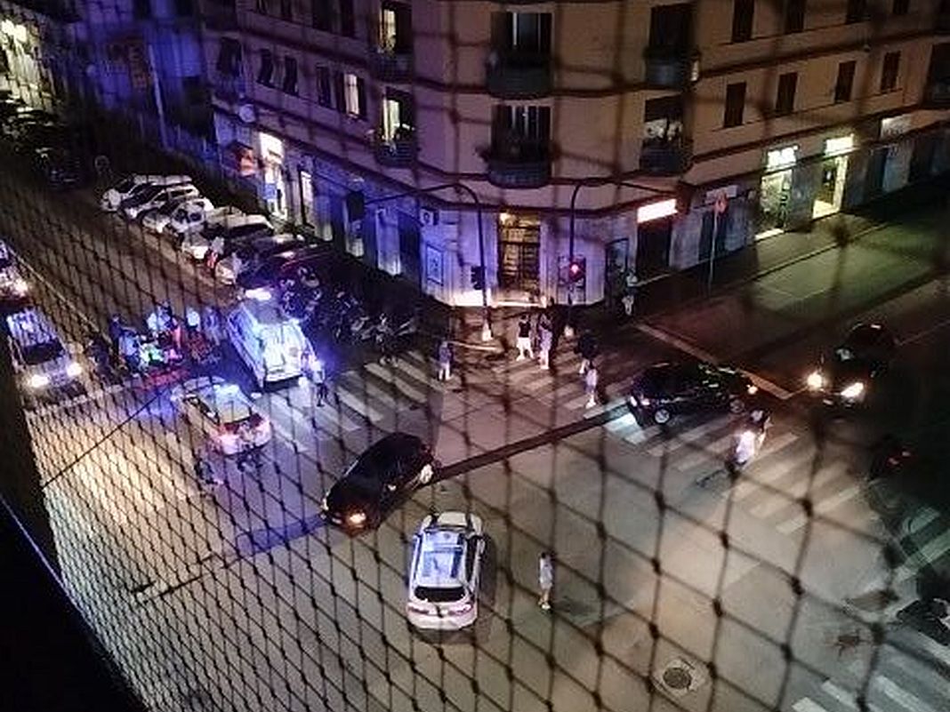 Grave incidente intorno alle 23 in corso de Stefanis a Genova. Per cause ancora in fase di accertamento un'auto e una moto si sono scontrate. Ad avere la peggio un ragazzo di 26 anni in sella al mezzo a due ruote.

Immediatamente soccorso dal personale sanitario giunto sul posto con un'automedica e un'ambulanza è stato trasportato in codice rosso all'ospedale San Martino di Genova. Sul luogo dell'incidente anche gli agenti della polizia locale che hanno avviato le indagini per ricostruire l'esatta dinamica dell'incidente.