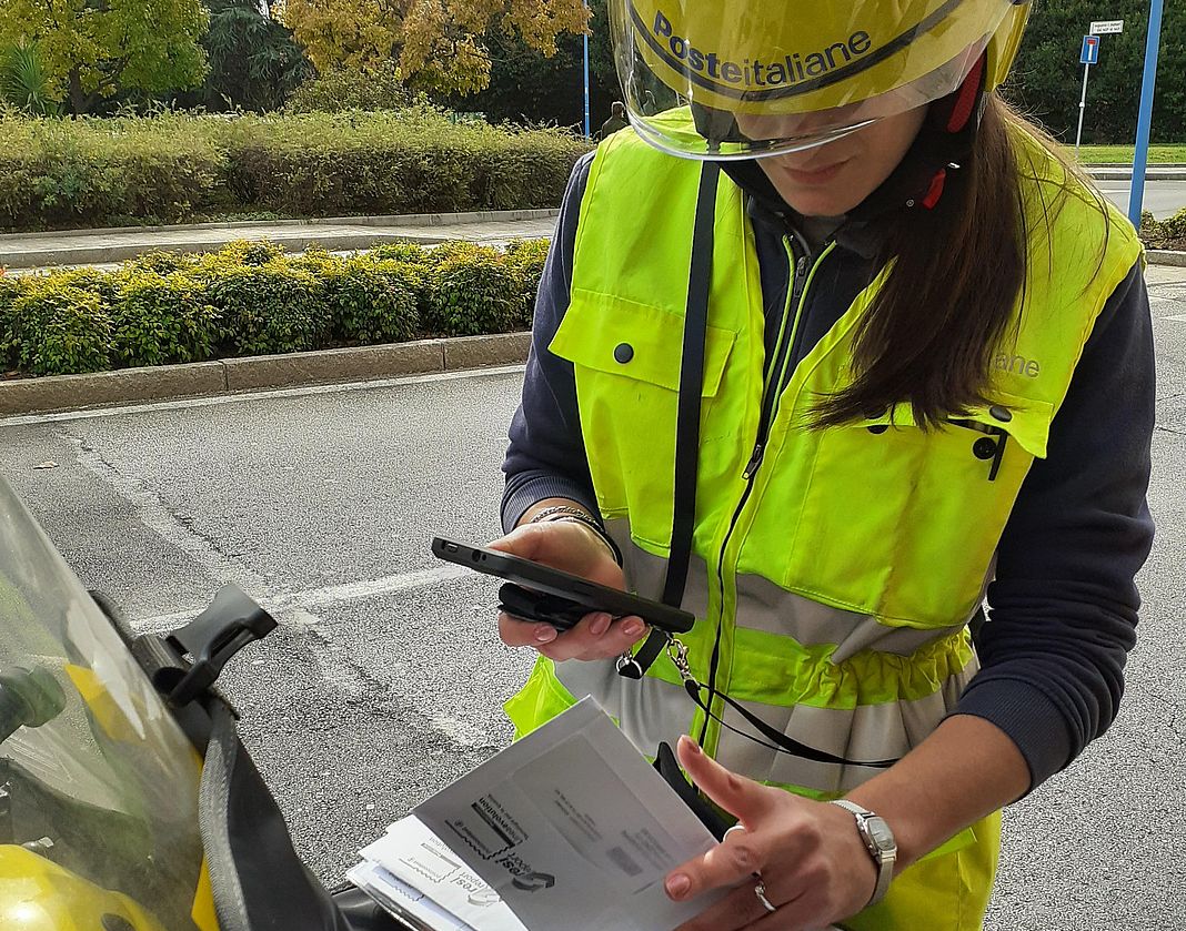 postina, portalettere, poste italiane