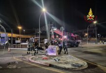 Genova, Tir fa cadere un semaforo a Pra’ semaforo abbattuto Pra'