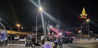 Genova, Tir fa cadere un semaforo a Pra’ semaforo abbattuto Pra'