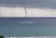 Genova, grossa tromba marina al largo di Voltri tromba marina Voltri 21 luglio 2025