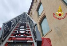 Genova, fulmine colpisce i Magazzini del Cotone e provoca danni autoscala vigili del fuoco magazzini cotone