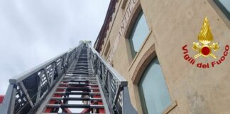 Genova, fulmine colpisce i Magazzini del Cotone e provoca danni autoscala vigili del fuoco magazzini cotone