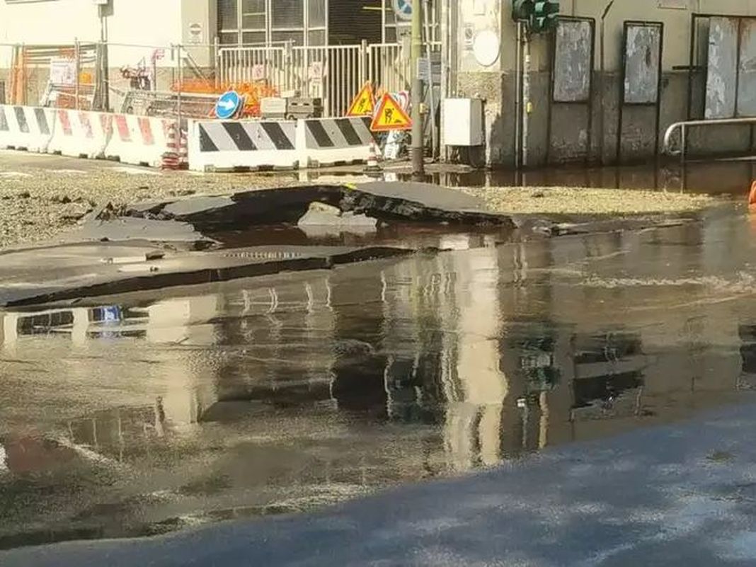 tubo rotto via Bobbio genova