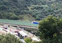 Autostrade, camion si ribalta in A10: traffico in tilt Camion ribaltato A10