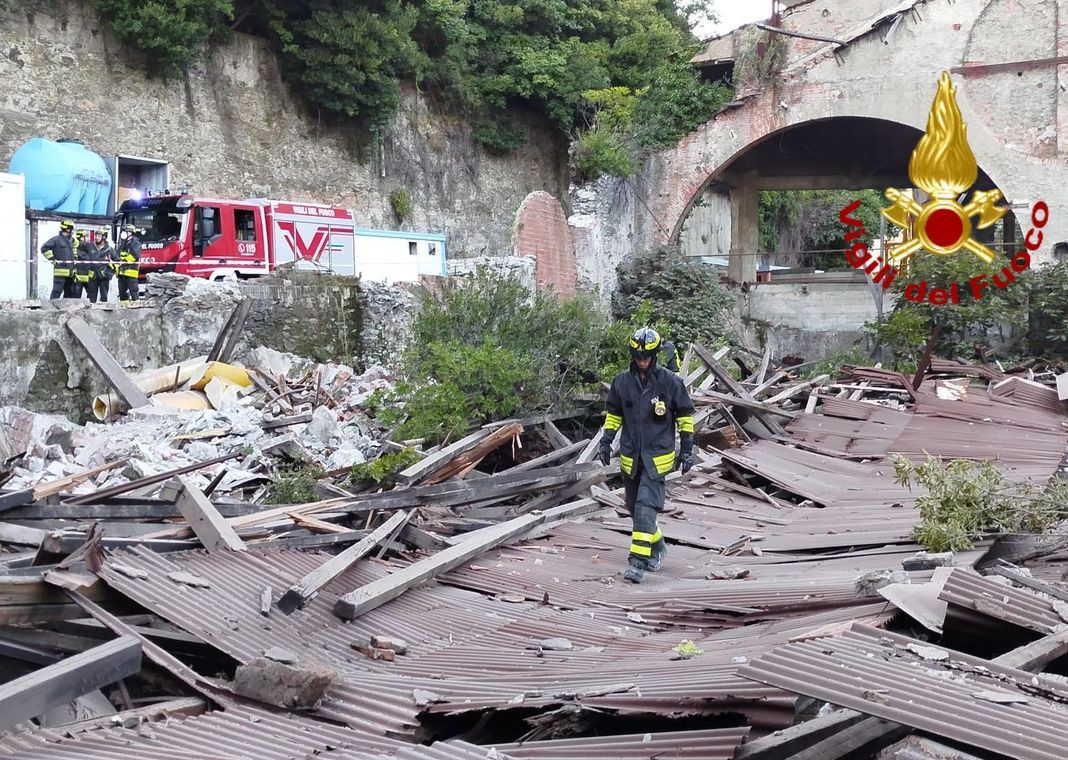 crollo capannone Voltri Genova