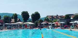 Tragedia a Casella, donna accusa un malore in piscina e muore Piscina casella