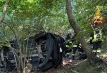 Genova, auto nel dirupo sulla strada di Nostra Signora del Monte Cairo Montenotte auto dirupo, vigili del fuoco