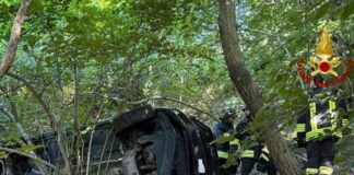 Genova, auto nel dirupo sulla strada di Nostra Signora del Monte Cairo Montenotte auto dirupo, vigili del fuoco