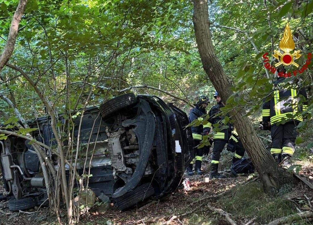 Cairo Montenotte auto dirupo, vigili del fuoco