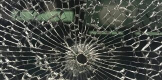 Genova, bus colpiti da due biglie di metallo a Bolzaneto: scatta lo sciopero vetro infranto autobus Bolzaneto