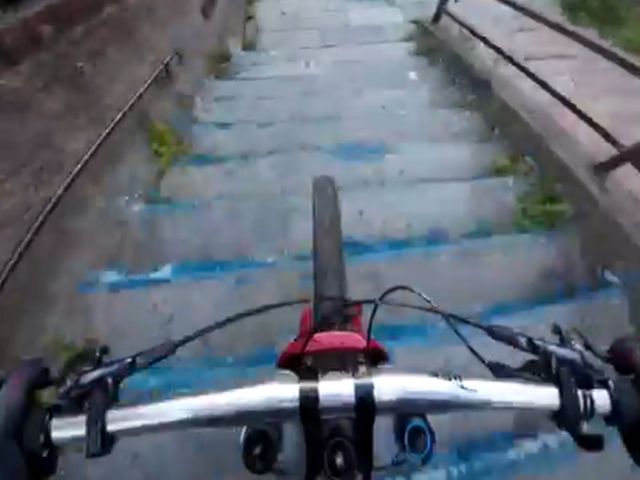 bicicletta scalinata montaldo genova