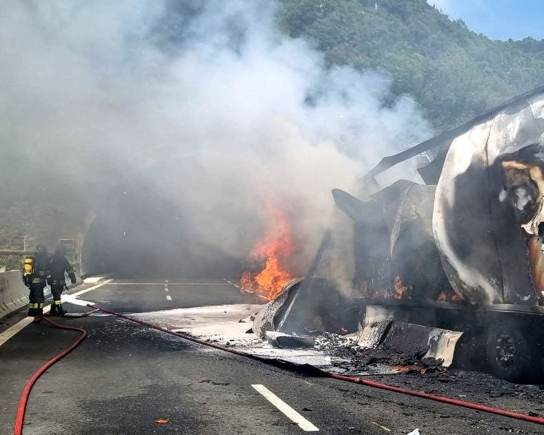 camion in fiamme A26 14 agosto 2025