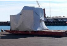 Genova, in porto la nave che caricherà i cannoni, scatta la protesta