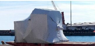 Genova, in porto la nave che caricherà i cannoni, scatta la protesta