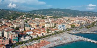 Chiavari, tende e feste notturne in spiaggia, scattano le proteste Chiavari spiagge mare