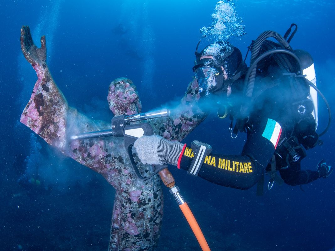cristo degli abissi statua pulizia
