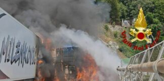 Camion in fiamme sull’autostrada A26, tratto riaperto dopo 6 ore incendio camion autostrada a26 14 agosto 2025