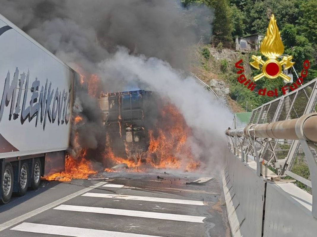 incendio camion autostrada a26 14 agosto 2025