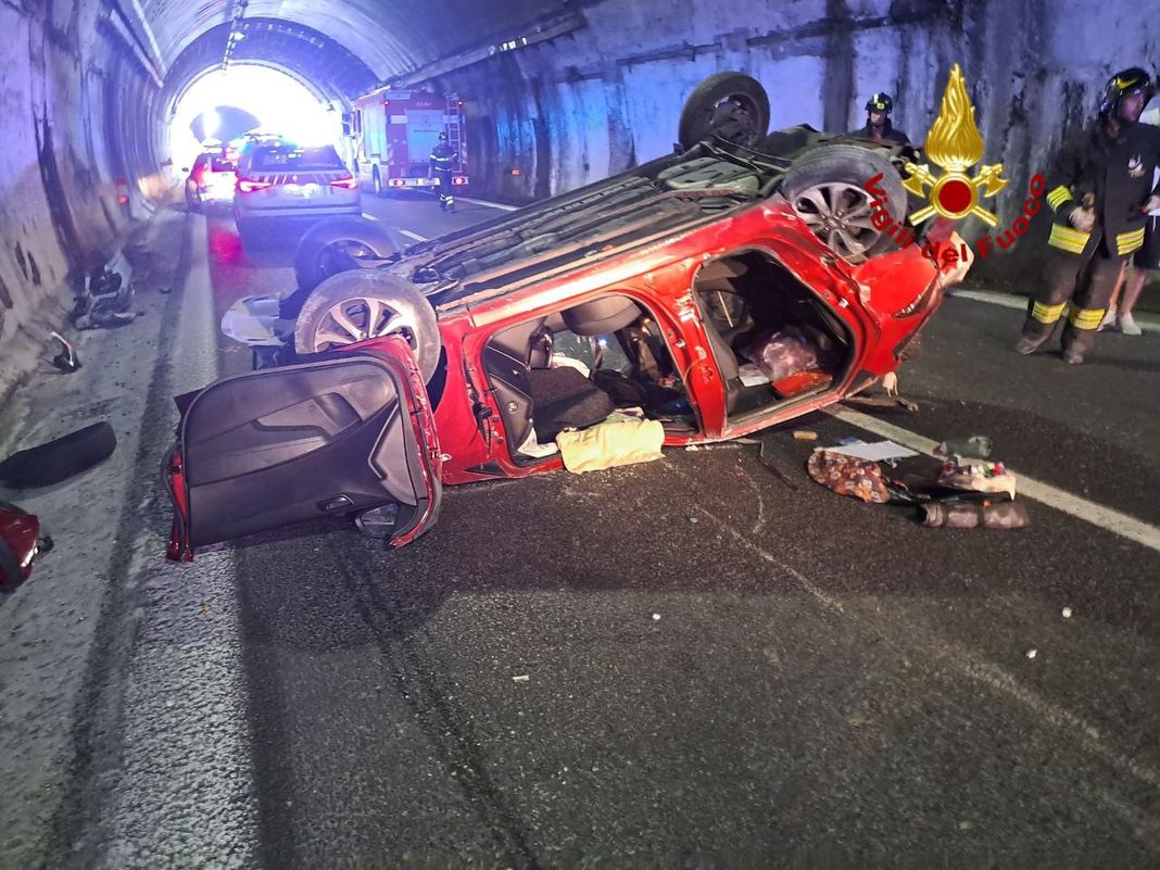 incidente autostrada A12 auto ribaltata