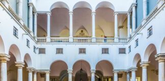 Genova, oggi a Palazzo Ducale l’incontro tra i sindaci italiani Palazzo Ducale di Genova porticato