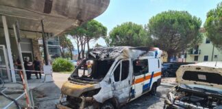 Sestri Levante, ambulanza in fiamme vicino all’ospedale incendio ambulanza sestri Levante