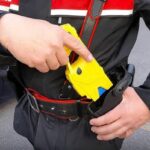 Genova, morto dopo scariche di taser, testimone smentisce aggressione ai carabinieri taser carabinieri