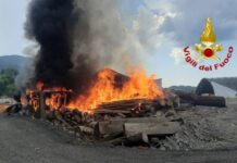 Torriglia, incendio distrugge magazzino di una falegnameria Torriglia incendio vertical green