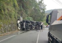 Moconesi, camion si ribalta sulla SS 225: strada chiusa e soccorsi sul posto