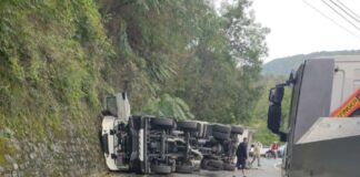 Moconesi, camion si ribalta sulla SS 225: strada chiusa e soccorsi sul posto