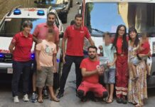 Genova, piccolo Matteo salvato dai militi della Croce Rossa: genitori in sede per ringraziarli Croce Rossa salvataggio bambino malore