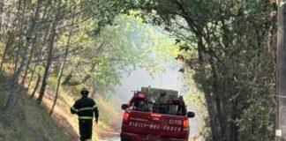 Incendio a Diano Marina, fiamme vicino alle case: intervengono gli elicotteri Incendio Diano Calderina