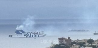 Genova, traghetto GNV entra in porto avvolto nel fumo Gnv traghetto fumo Genova