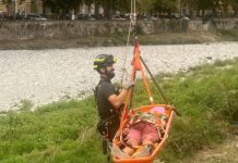 Genova, cade nel Bisagno andando alla partita, soccorso caduto nel Bisagno