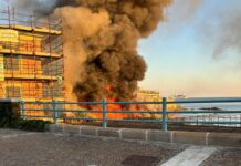 Genova, incendio a Quarto: strada chiusa e vigili del fuoco sul posto