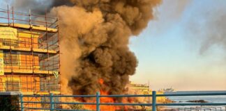 Genova, incendio a Quarto: strada chiusa e vigili del fuoco sul posto