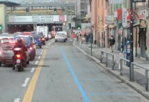 Genova, manifestanti bloccano piazza Verdi: traffico in tilt nella zona Coda via Canevari
